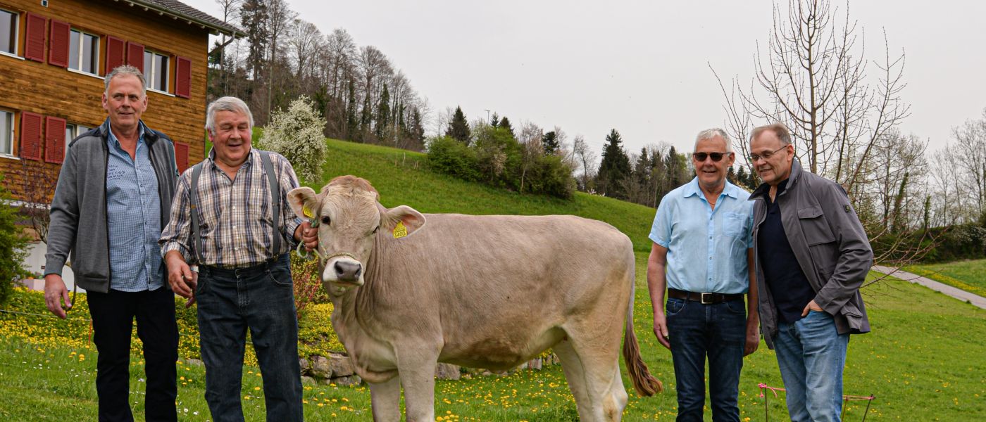 Rind «Delia», geboren am 21. Juli 2022 mit Spenderfamilie Gloggner Transporte AG und Züchter Ruedi Stettler